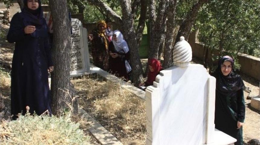 Seyyid Taha Hazretleri T&uuml;rbesine Ziyaretler S&uuml;r&uuml;yor