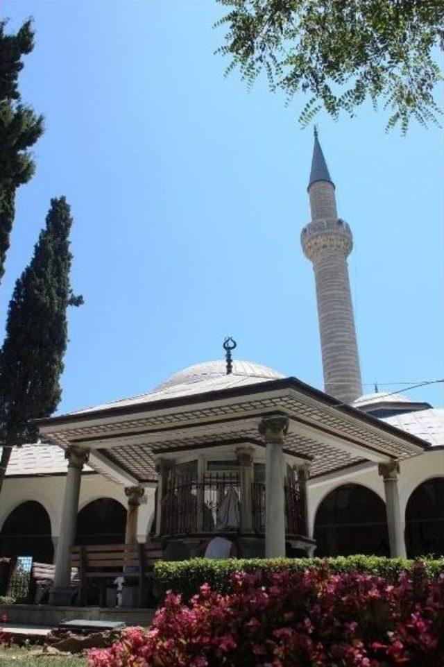 Rüstem Paşa Camii 469 Yıldır Ayakta