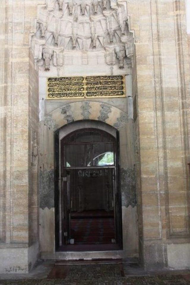 Rüstem Paşa Camii 469 Yıldır Ayakta