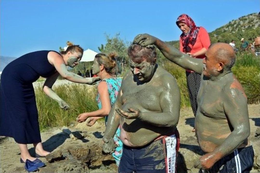 (&ouml;zel Haber) &Uuml;&ccedil; Bin Yıllık Havuzda Serinliyorlar