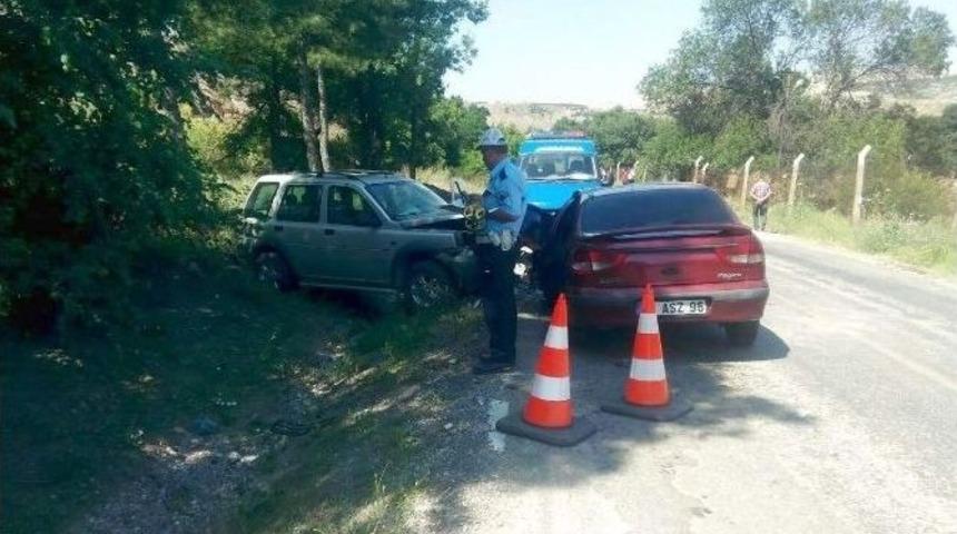 2 Otomobil Kafa Kafaya &Ccedil;arpıştı: 8 Yaralı