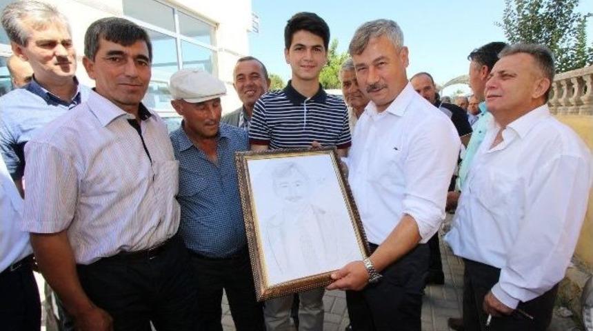 Lise &Ouml;ğrencisinden Başkan Yaralı&rsquo;ya Resim S&uuml;rprizi