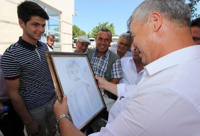 Lise Öğrencisinden Başkan Yaralı’ya Resim Sürprizi