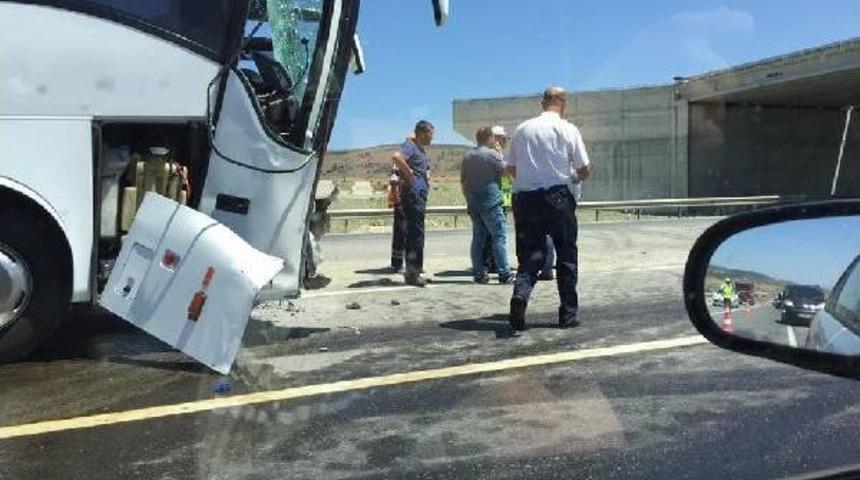 Otob&uuml;s Otomobile &Ccedil;arptı: 2 &Ouml;l&uuml; 10 Yaralı