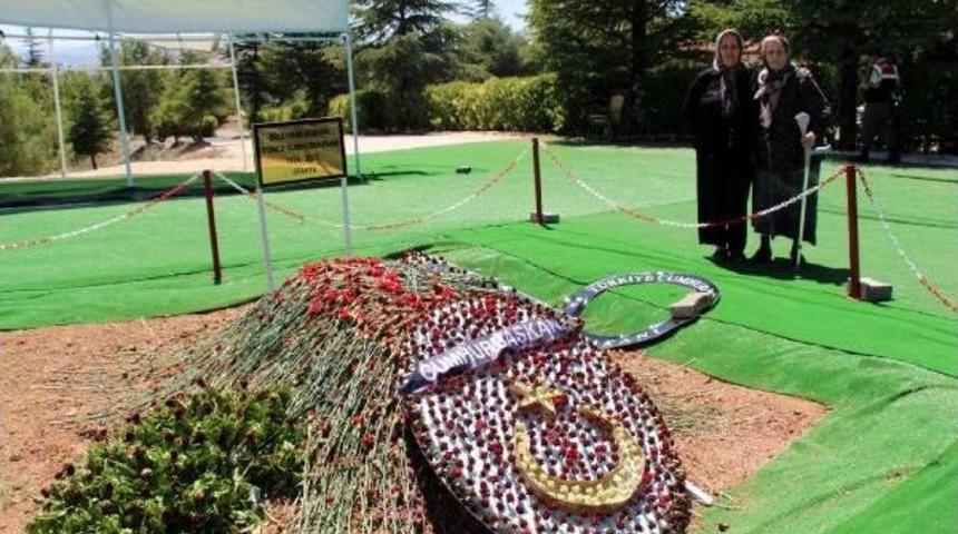 Demirel'in Anıt Mezarını Bayramda 8 Bin Kişi Ziyaret Etti