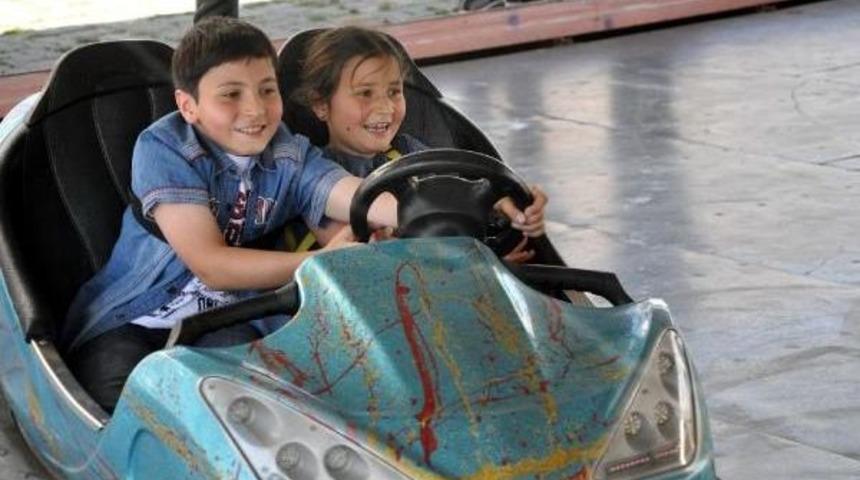 Sevgi Evleri'nde Kalan &Ccedil;ocuklar Lunaparkta Eğlendi