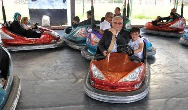 Sevgi Evleri'nde Kalan Çocuklar Lunaparkta Eğlendi