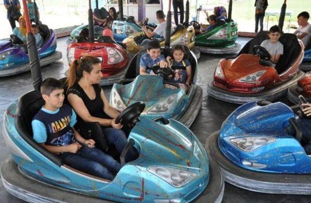 Sevgi Evleri'nde Kalan Çocuklar Lunaparkta Eğlendi