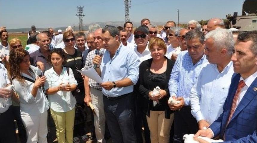 Chp&rsquo;li Vekiller Suriye Sınırında Barış G&uuml;vercini U&ccedil;urdu