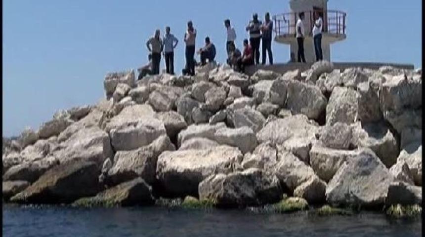 B&uuml;y&uuml;k&ccedil;ekmece'de Kayık Alabora Oldu: 2 &Ouml;l&uuml;, 1 Kayıp