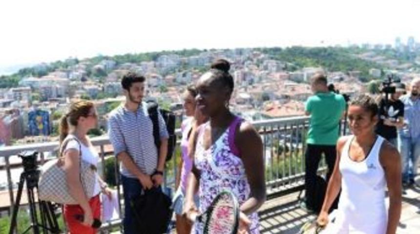 &Uuml;nl&uuml; Tenis&ccedil;i 10 Yıl Sonra Boğazi&ccedil;i K&ouml;pr&uuml;s&uuml;&rsquo;nde Raket Salladı