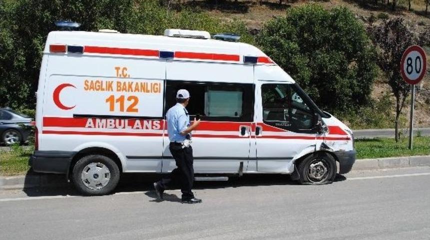 Amasya&rsquo;da Ambulansla Tır &Ccedil;arpıştı: 2 Yaralı