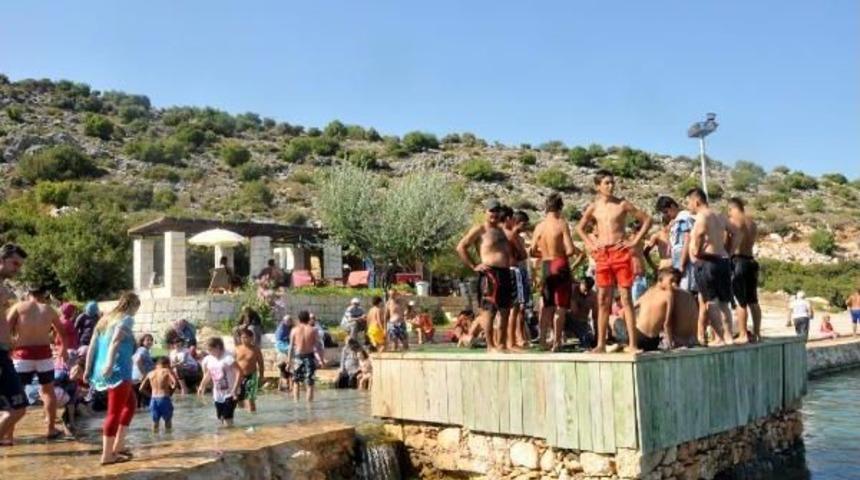 Sıcaktan Bunalan Taş Havuzlarda Serinliyor