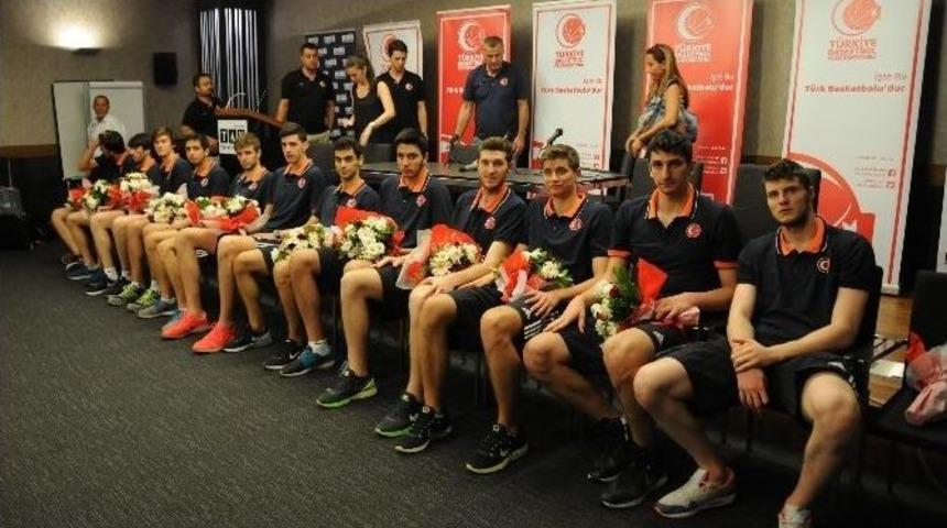 Avrupa &Uuml;&ccedil;&uuml;nc&uuml;s&uuml; Olan Milli Takım T&uuml;rkiye&rsquo;ye D&ouml;nd&uuml;