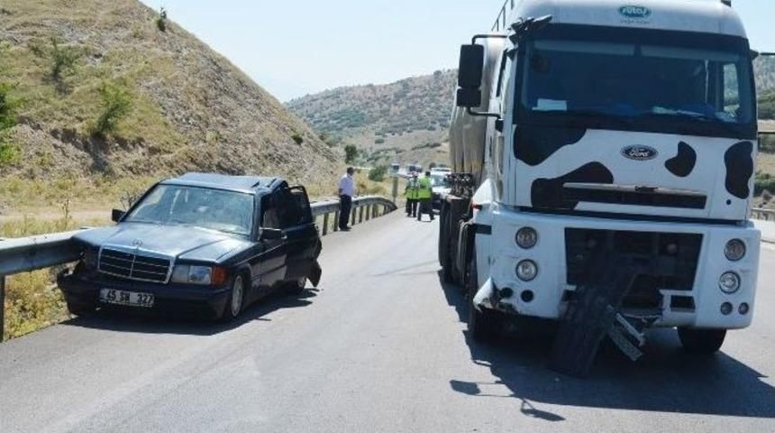 S&uuml;t Tankeri Otomobile &Ccedil;arptı: D&ouml;rt Yaralı