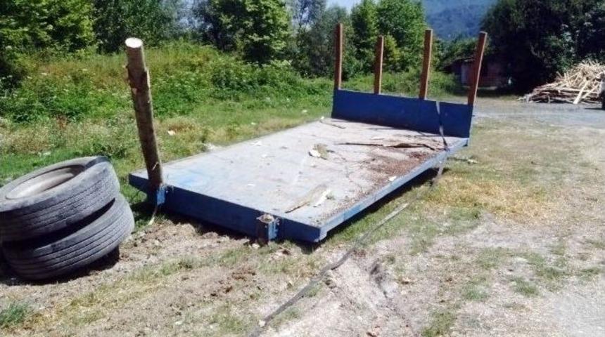 Kavak Ağa&ccedil;ları Y&uuml;kl&uuml; Trakt&ouml;r Dingilinin Kırılması Sonucu Devrildi