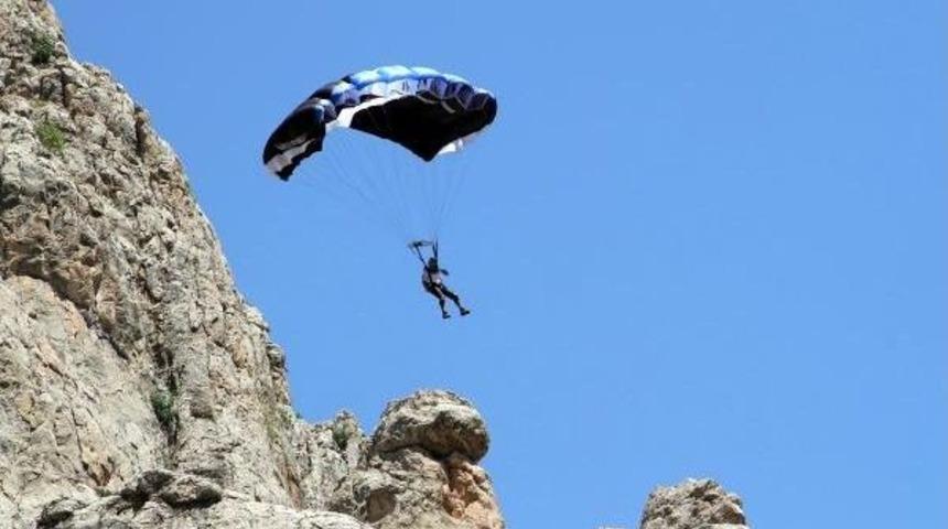 Karanlık Kanyon'da Base Jump &Ccedil;ılgınlığı