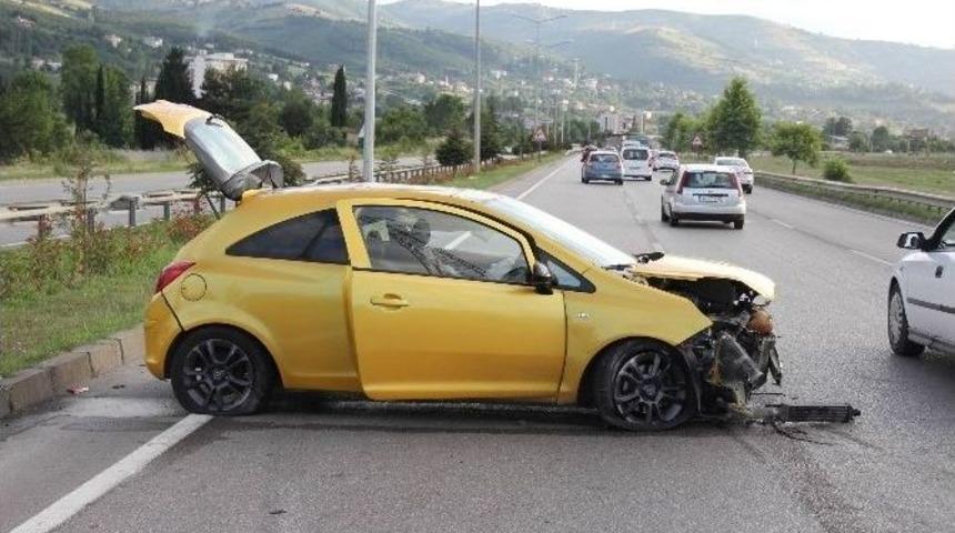 Otomobil Bariyere &Ccedil;arptı, S&uuml;r&uuml;c&uuml; &Uuml;z&uuml;nt&uuml;s&uuml;nden Ağladı