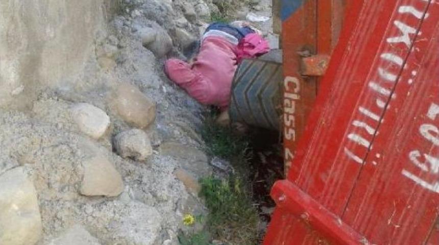 Trakt&ouml;r&uuml;n R&ouml;morkunun Altında Kalan &Ccedil;ocuk &Ouml;ld&uuml;