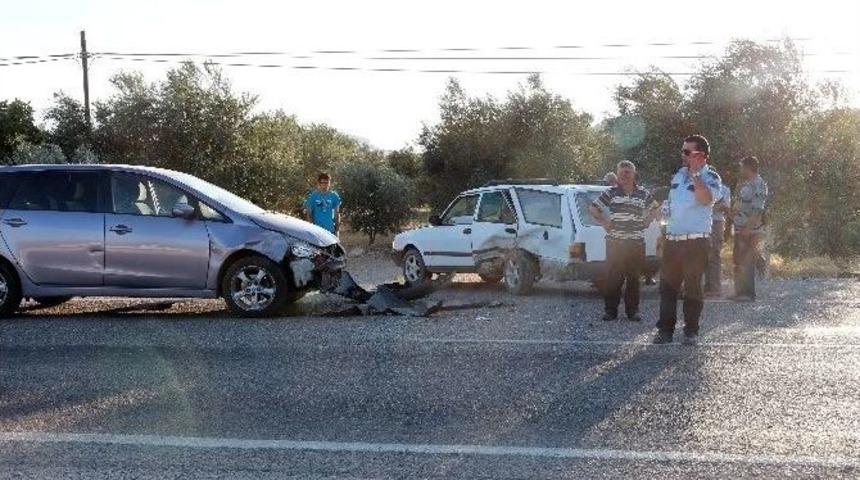 Mut&rsquo;ta İki Otomobil &Ccedil;arpıştı: 3 Yaralı