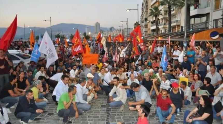 Suru&ccedil;'taki Ter&ouml;r Katliamı İzmir'de Protesto Edildi