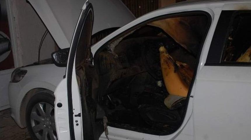 Park Halindeki Otomobil Kundaklandı