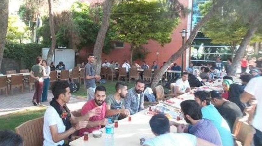 At Least 31 Dead In Suspected Isıl Suicide Bombing In Turkey's Border With Syria