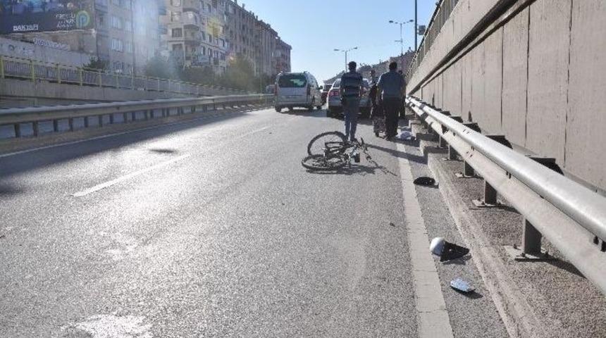 Otomobil Bisikletliye &Ccedil;arptı: 1 Yaralı