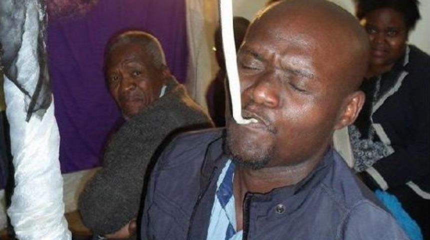 Cemaat &Uuml;yelerine Yılan Yediren G.afrikalı Papaza Ceza