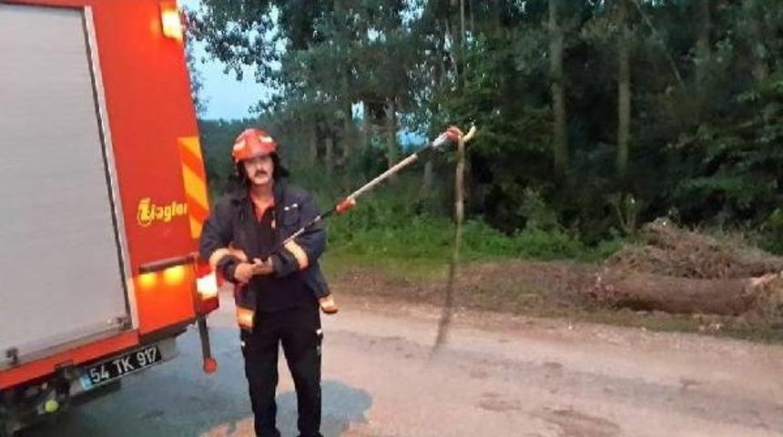 Eve Giren Yılanı Itfaiye &Ccedil;ıkardı