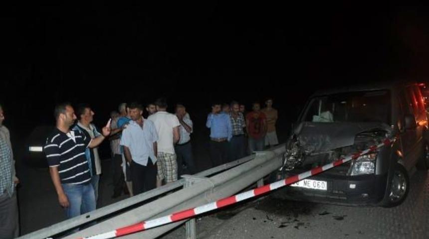 Hafif Ticari Ara&ccedil; Mevsimlik Iş&ccedil;ileri Taşıyan Kamyonete &Ccedil;arptı: 14 Yaralı