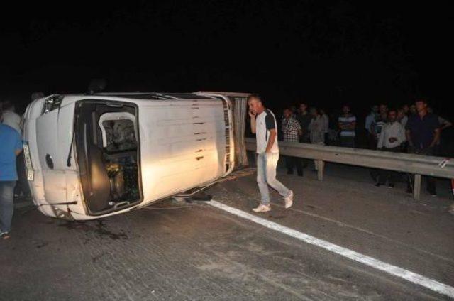 Hafif Ticari Araç Mevsimlik Işçileri Taşıyan Kamyonete Çarptı: 14 Yaralı