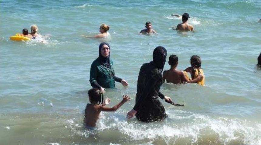 Soli Halk Plajı Suriyeli'lerle Dolup Taştı