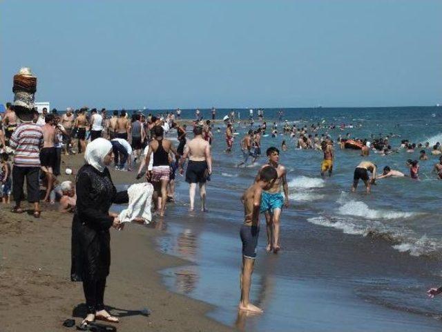 Soli Halk Plajı Suriyeli'lerle Dolup Taştı