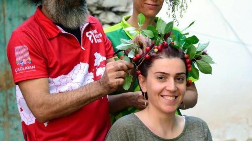 K&ouml;ye D&ouml;nen Kızların Sa&ccedil;larında &Ccedil;i&ccedil;ekler A&ccedil;tı