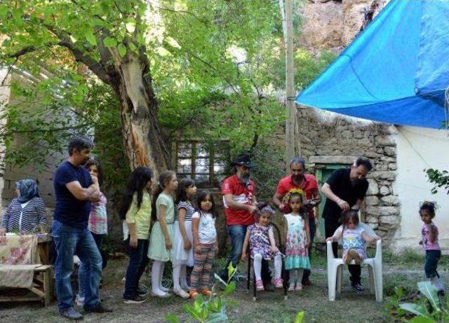 Köye Dönen Kızların Saçlarında Çiçekler Açtı