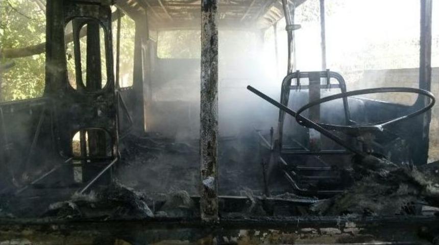 Malatya&rsquo;da Park Halindeki Midib&uuml;s Yandı