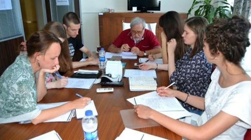 Rus &Ouml;ğrencilere Osmanlıca Dersi