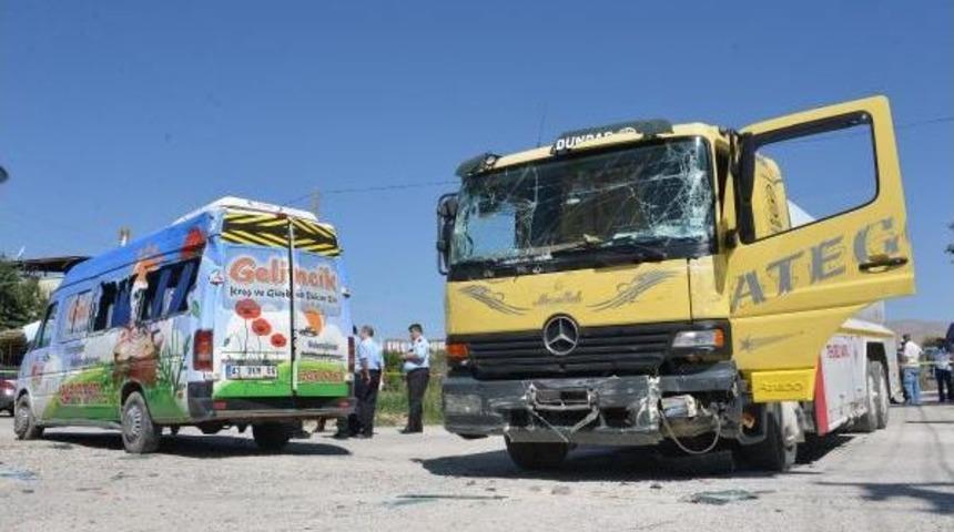 Kreş Servisi Ile Tanker &Ccedil;arpıştı: 15 Yaralı
