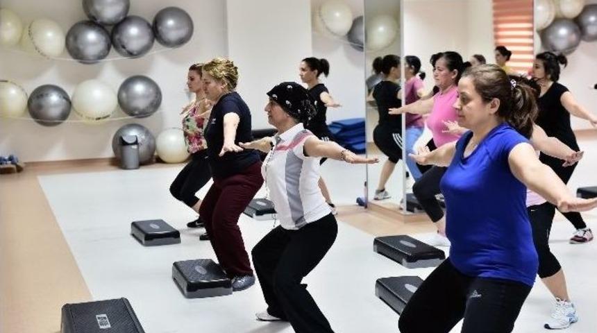 Mamaklı Kadınlar Form Tutuyor