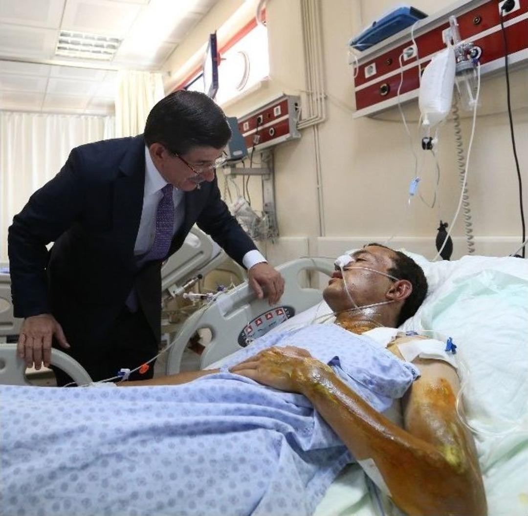 Başbakan Davutoğlu Suru&ccedil;&rsquo;taki Patlamada Yaralananları Ziyaret Etti