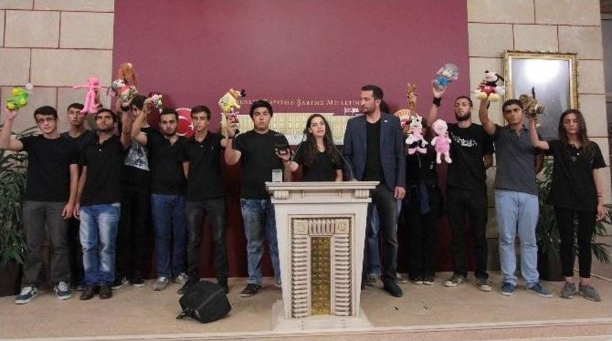 &Ouml;ğrencilerden Meclis&rsquo;te Oyuncaklı Tepki