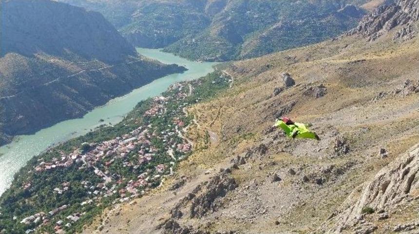 T&uuml;rkiye&rsquo;de Wingsuit Ve Base Jump Atlayışları İlk Defa Kemaliye&rsquo;de Yapıldı