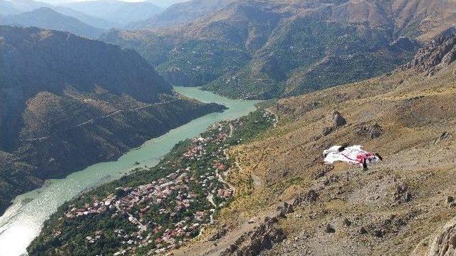 Türkiye’de Wingsuit Ve Base Jump Atlayışları İlk Defa Kemaliye’de Yapıldı