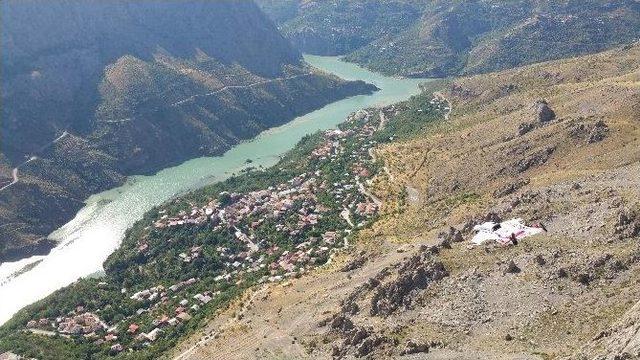 Türkiye’de Wingsuit Ve Base Jump Atlayışları İlk Defa Kemaliye’de Yapıldı