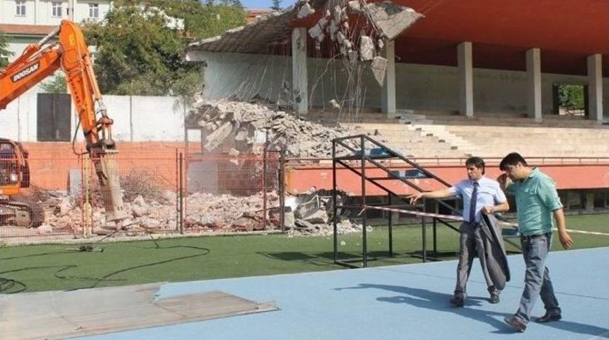 Kemal K&ouml;ksal Stadı 67 Yıl Sonra Yıkılıyor