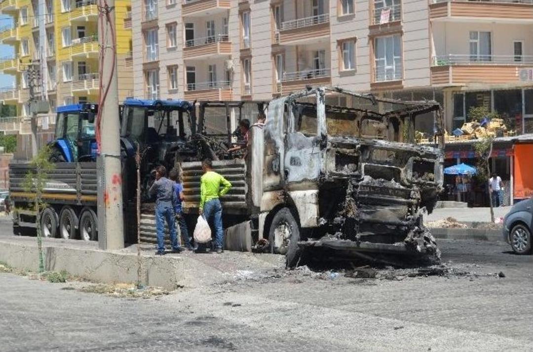 Polis Silvan&rsquo;da Yanan Kamyonu İnceledi