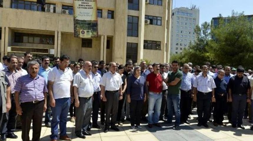 Diyarbakır'da Katliama Tepki I&ccedil;in Belediye Binalarına Siyah Bez Astılar
