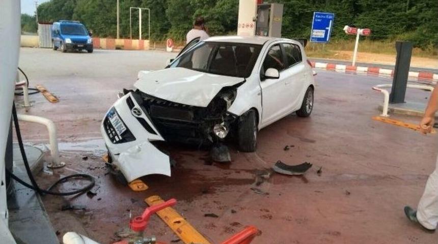 Otomobil Akaryakıt İstasyonuna Girdi: 4 Yaralı