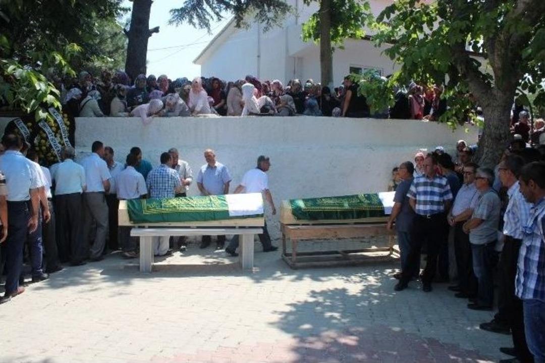 El Ele &Ouml;ld&uuml;ler Yan Yana G&ouml;m&uuml;ld&uuml;ler